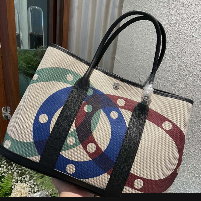 H**mes shopping bags